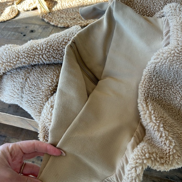 ALO Yoga Foxy Sherpa Jacket - Picture 7 of 12